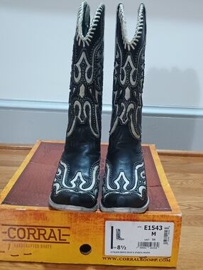 Corral Black & White Embroidered Western Heeled Boots